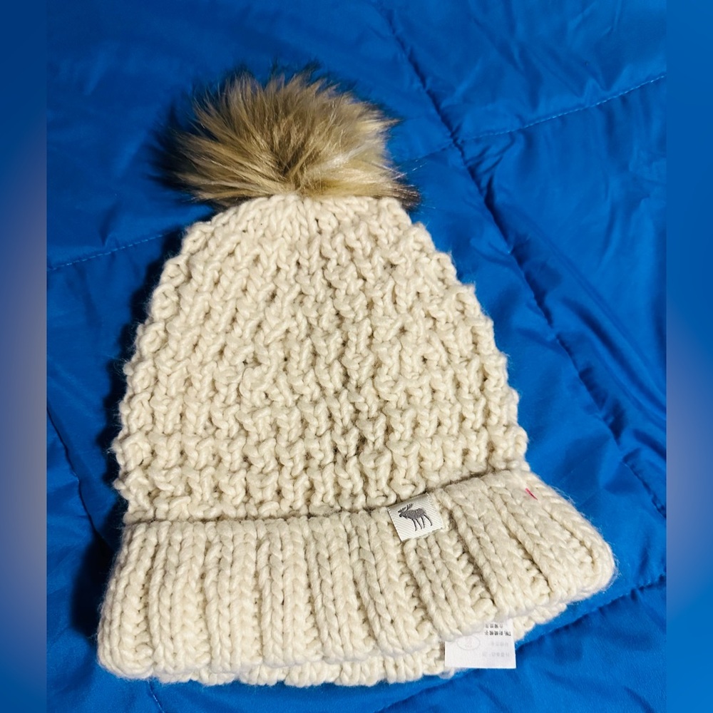 Abercrombie & Fitch Cream Knit Beanie with Tan Pom-Pom